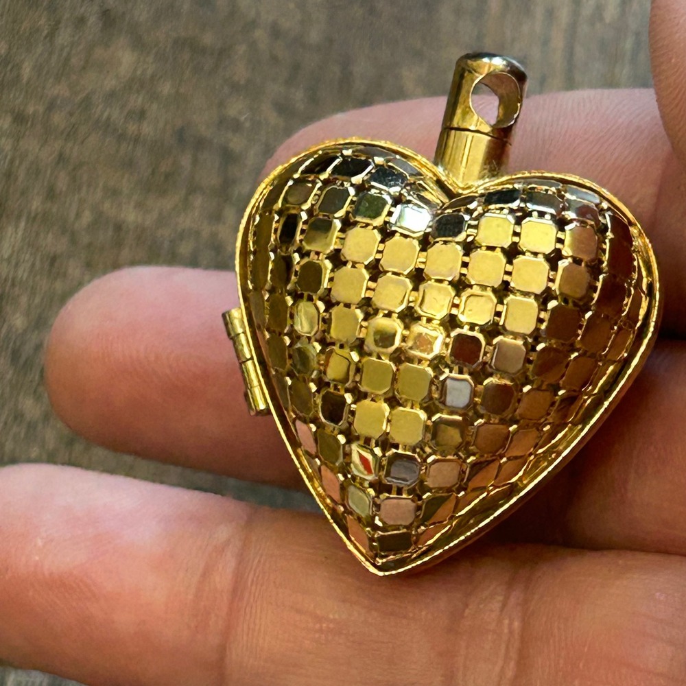 Vintage Gold Tone Heart Locket Pendant Textured Mesh Filigree Design 1.5 inch